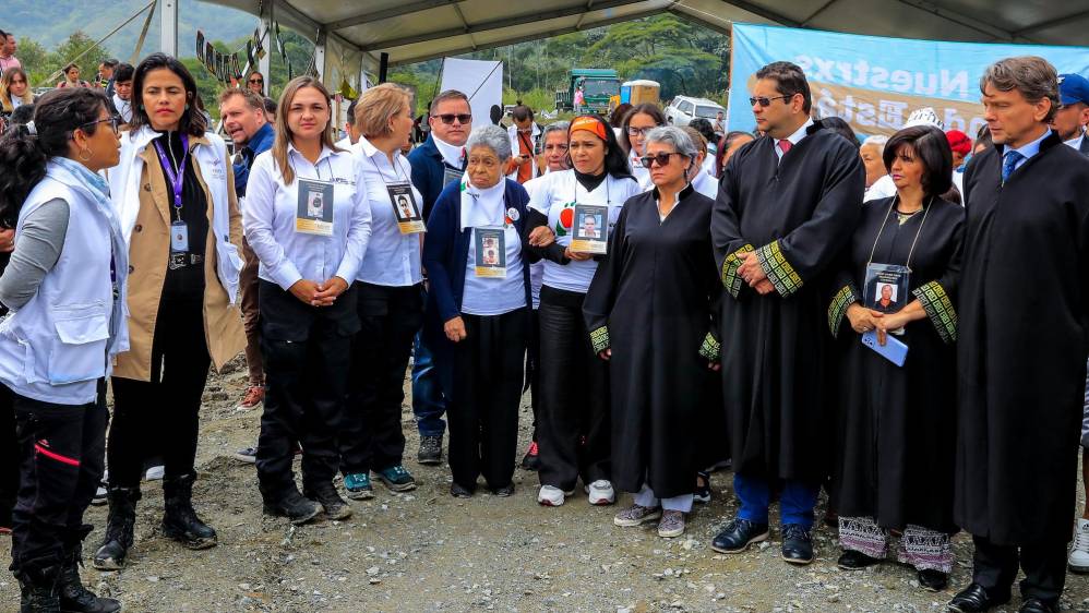  Los magistrados de la JEP (de negro) acompañaron a los familiares de las víctimas. Foto: Jaime Pérez