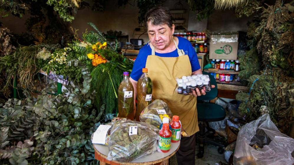 En la Placita de Flórez también abundan locales con hierbas, riegos y esencias. Los productos son los mismos que se venden en otros puntos de la ciudad, pero es atendido con más amor, afirma Nancy Chaverra. Foto: MANUEL SALDARRIAGA QUINTERO.