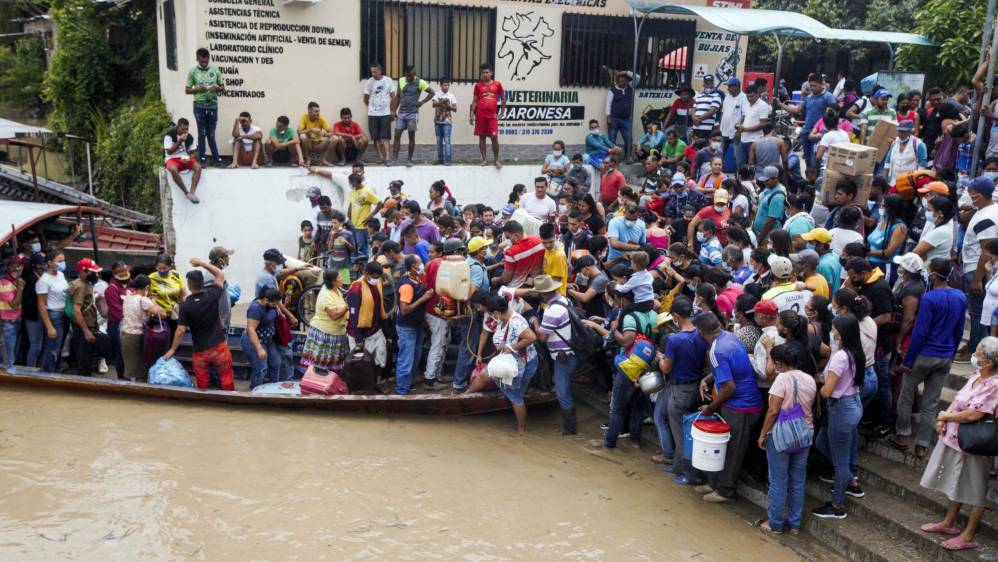 En las zonas de embarcadero se aprecia la ola de personas que buscan cruzar el río para ponerse a salvo. FOTO: JULIO CÉSAR HERRERA.