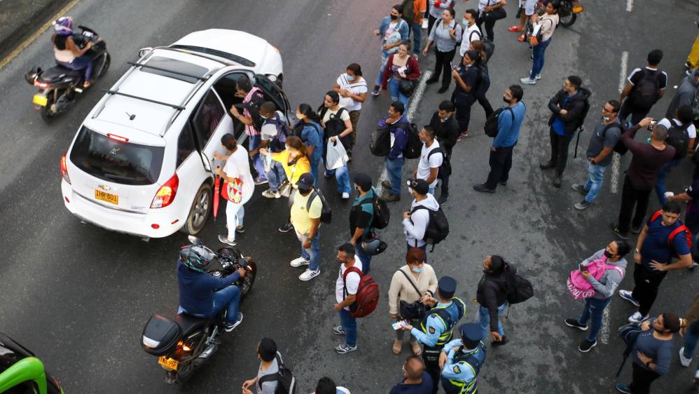 Las personas tratan de abordar cualquier medio de transporte en las autopista norte por el sector de la terminal del Norte Foto: Edwin Bustamante 