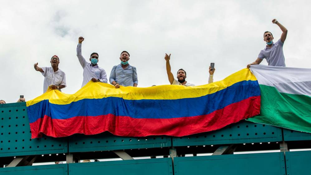 Algunos asistentes entonaron el himno nacional, izaron banderas del país desde el puentes de la avenida ferrocarril. Foto: Foto: Camilo Suárez.
