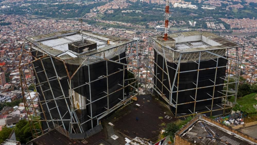 Tras seis años de cierre, comienza la reparación de la Biblioteca España ubicada en el barrio Santo Domingo de Medellín. Foto: Manuel Saldarriaga Quintero.