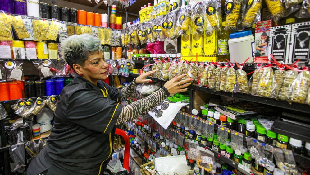 Aleida Bernal es la dueña de Alquimia, local de la Plaza de Mercado La América. Habla emocionada de las ventas de este año, aunque el pasado no le fue mal, siente que este será mejor. Foto: MANUEL SALDARRIAGA QUINTERO.