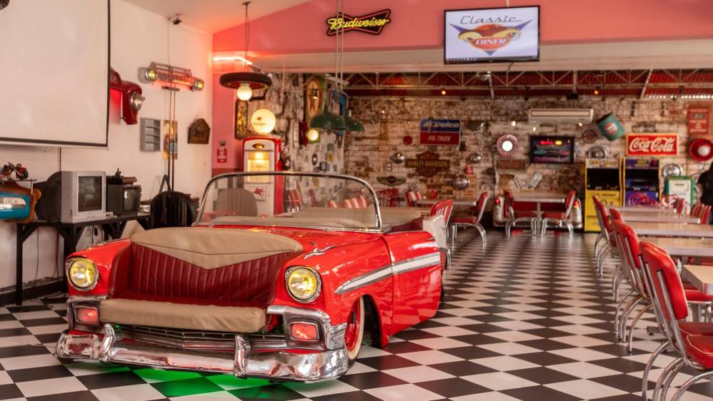 Classic Diner, un hamburguesería estilo americano con carros y motos de los años 50. Está ubicada en Calle Jardín, Envigado. Foto : Camilo Suárez
