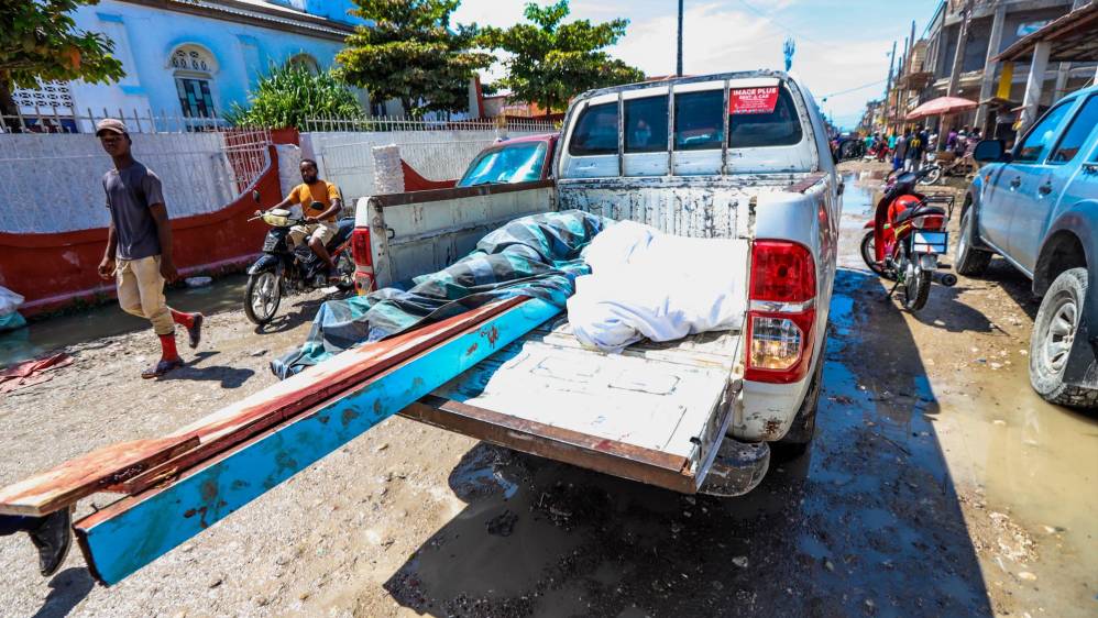 Continúa la recuperación de las víctimas que dejó el terremoto en la isla. Foto: EFE 