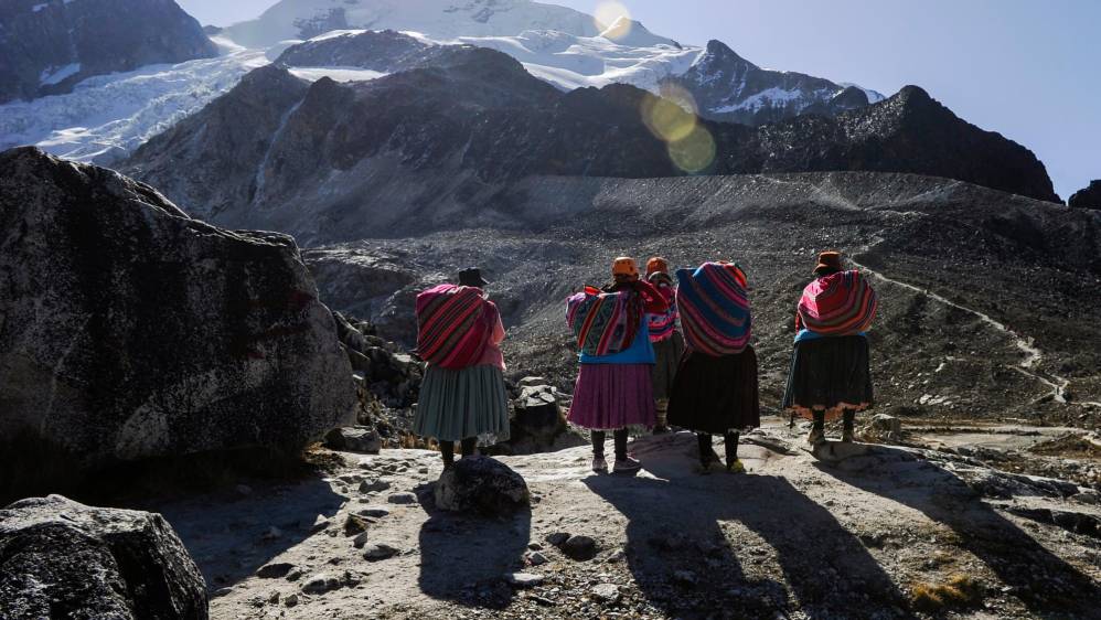 Este grupo de mujeres aimaras reivindica la lucha de género por medio del montañismo. Foto: AFP