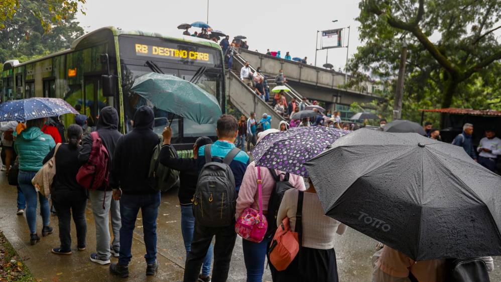Los cliente del metro que usan la estación Tricentenario tienen que bajarse para tomar el bus padrón que los lleve hasta la estación Caribe. Foto: MANUEL SALDARRIAGA QUINTERO.