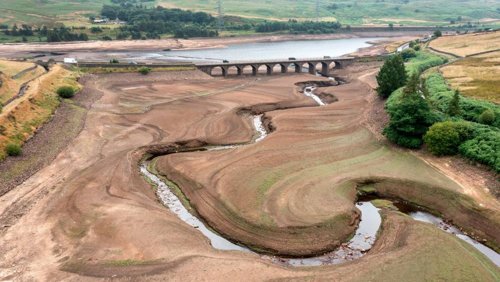 El embalse de Woodhead, al norte de Inglaterra, uno de los importantes del país, se está secando rápidamente por la falta de lluvias y la fuerte ola de calor. Foto: Getty