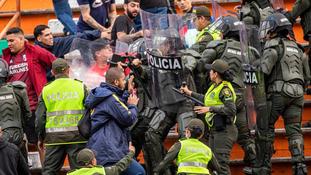 La policía sacó a empujones a simpatizantes del Medellín que pedían que no los empujaran. Foto: Carlos Velásquez