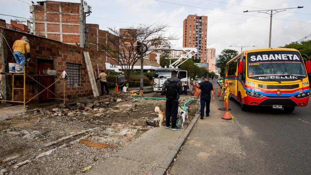 Los vecinos y transeúntes del sector, se vieron sorprendidos cuando vieron como destruían la casa que por tantos años interrumpía el paso en la avenida Sabaneta. FOTO JULIO CÉSAR HERRERA