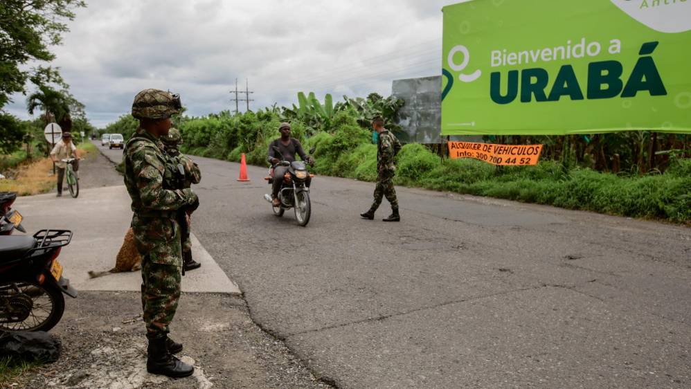 En Antioquia, al menos 30 municipios han cerrado sus comercios y viviendas por la amenaza de las AGC. Letreros en puertas y paredes, vehículos incinerados en vías principales, intimidaciones a los medios de comunicación locales, entre otros, son los testimonios de la retaliación de los armados por la extradición de su jefe. Patrullaje del ejército en Urabá. FOTO: GETTY.