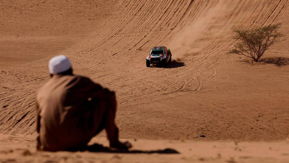 El Yazeed Al Rajhi y su copiloto Michael Orr conducen por el desierto en la primera etapa del Rally Dakar 2022 celebrada, este domingo, en Arabia Saudita. FOTO EFE