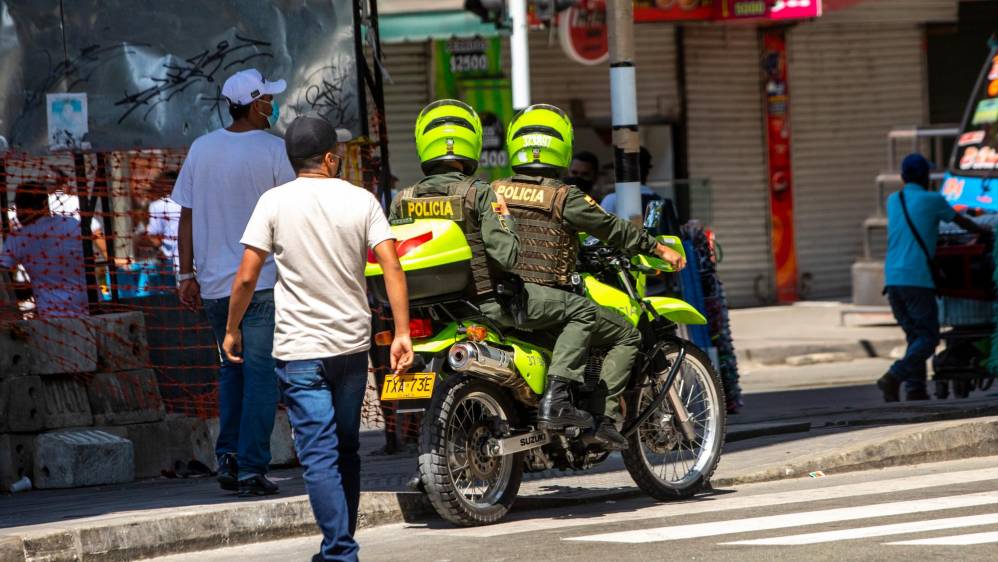 La policía hizo presencia en la calles vacías del centro de Medellín. Foto: Carlos Velásquez . Foto: Carlos Velásquez