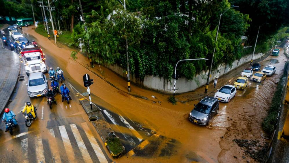 El sector de El Tesoro fue uno de los más afectados, colocando en aprietos los trabajadores y a los conductores que transitaban por estas vías. FOTO JULIO CÉSAR HERRERA