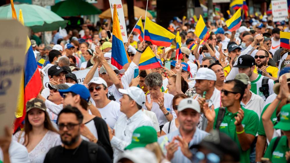 Con camisetas blancas o verdes y con banderas de Colombia, miles de personas asistieron a las protestas en contra de las reformas laborales y a la salud que cursan en el Congreso. Foto: Camilo Suárez Echeverry