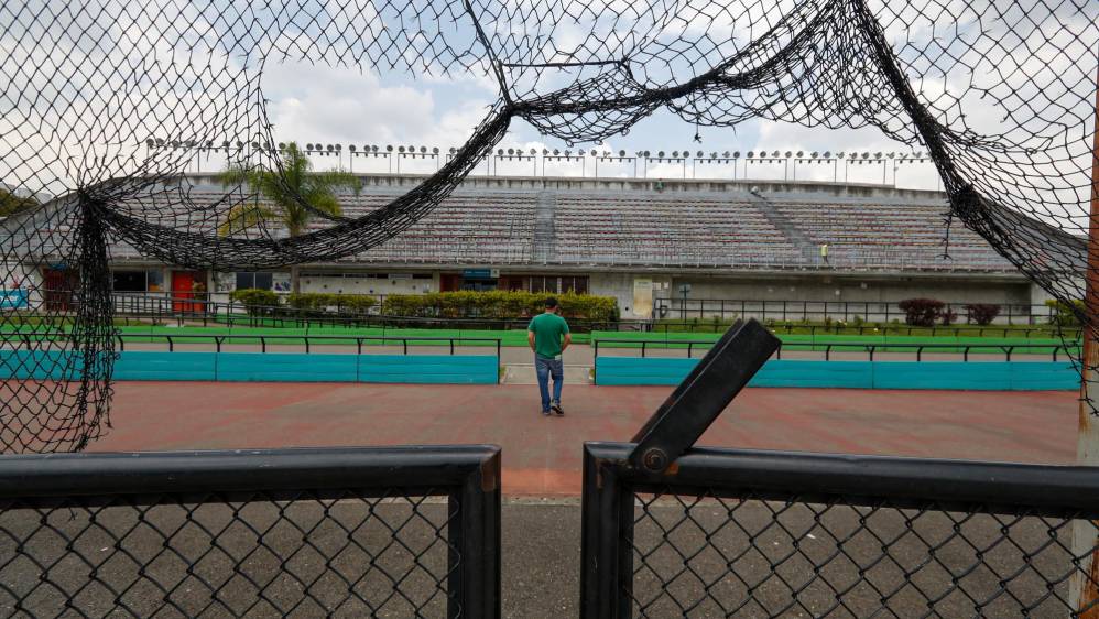 La fachada está rayada y las mallas de la pista de patinaje están rotas. Foto: MANUEL SALDARRIAGA QUINTERO.