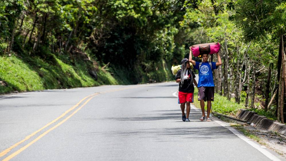 Los campesinos y ciudadanía en general tienen que caminar por horas debido a que el transporte público acortó su servicio. FOTO: JULIO CÉSAR HERRERA