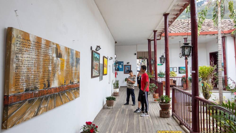 La Casa de la Cultura de Angostura es visitada por propios y extraños para apreciar las obras allí expuestas. Foto: Edwin Bustamante