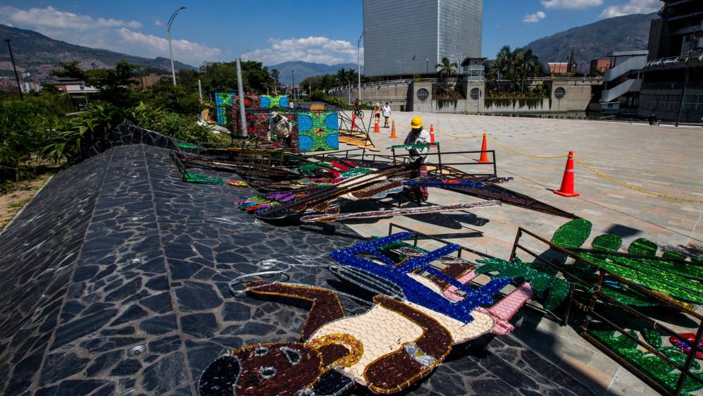 Desde 21 de diciembre las figuras navideñas fueron apagadas. Ahora, 70 trabajadores de EPM las están retirando. Foto: Julio César Herrera