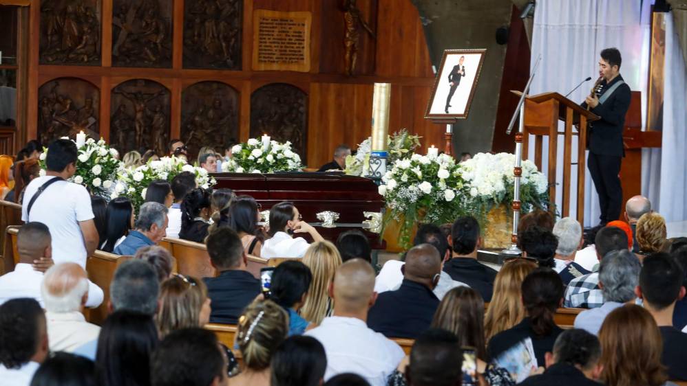 Familiares y amigos del fallecido cantante de 71 años se reunieron en la iglesia de Santa Gema para despedirlo. FOTO: MANUEL SALDARRIAGA QUINTERO.