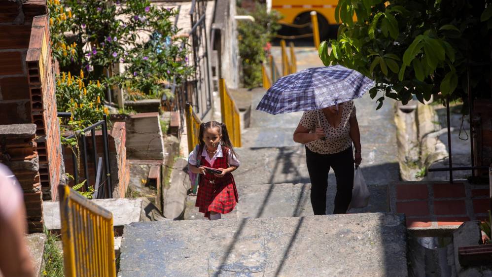 Por ser un valle encerrado entre montañas, muchos barrios de Medellín se construyeron sobre las laderas empinadas y sin mucha planificación urbana. FOTO: CARLOS VELÁSQUEZ