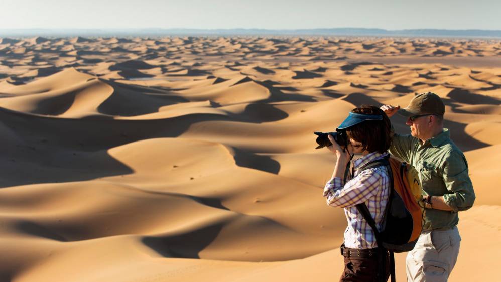 Los turistas visitan las dunas y así poder llevar esos momentos captados en sus cámaras. Foto: GETTY