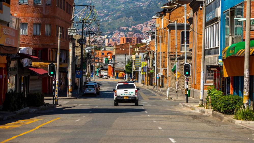 Agentes de policía hicieron presencia en la calles vacías del centro de Medellín. Foto: Carlos Velásquez