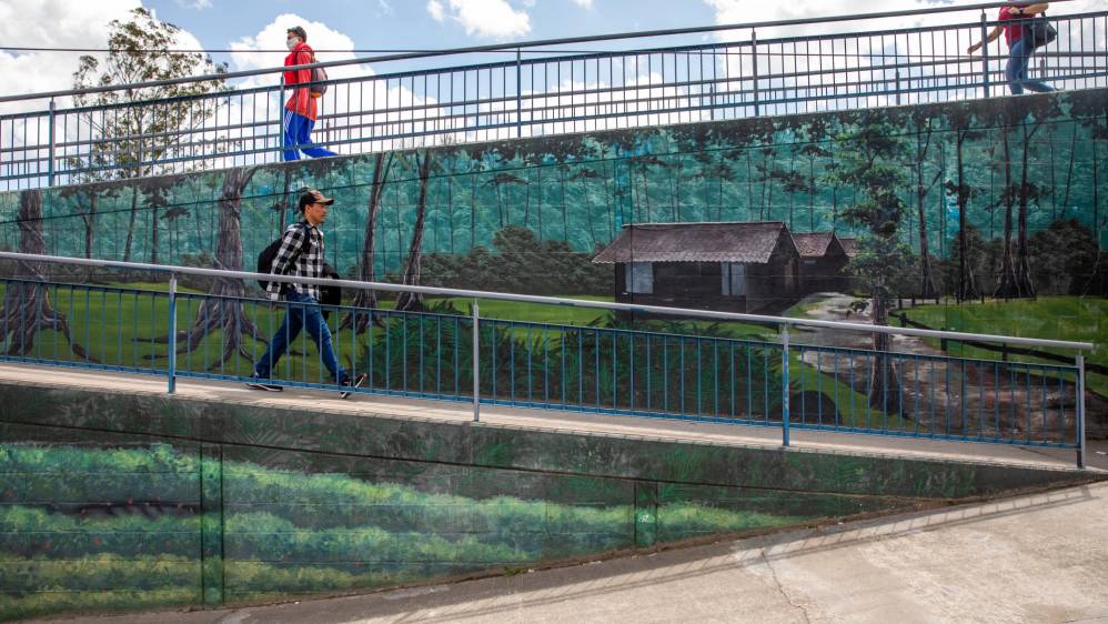 Los puentes peatonales se convirtieron en lienzos. Fotos: Carlos Velásquez