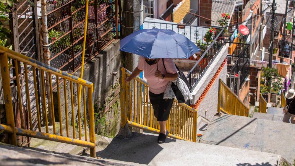 A las personas que residen en el barrio 20 de Julio les toca subir y bajar la misma cantidad de escalones todos los días, y a veces en varias ocasiones. FOTO: CARLOS VELÁSQUEZ