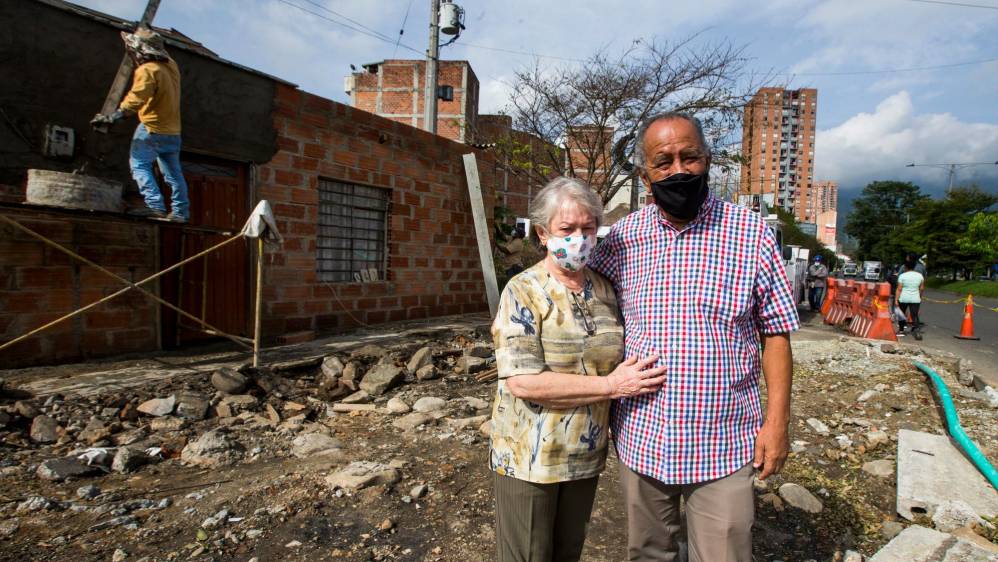 Con más de 60 años de vivir en esta humilde casa, Adelaida Acevedo y Mario Colorado, vieron como la derrumbaban para dar paso al uno de los carriles que estaba interrumpido. FOTO JULIO CÉSAR HERRERA