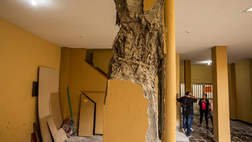 La columna cedió y sacudió al edificio de más de 40 años. FOTO CARLOS VELÁSQUEZ