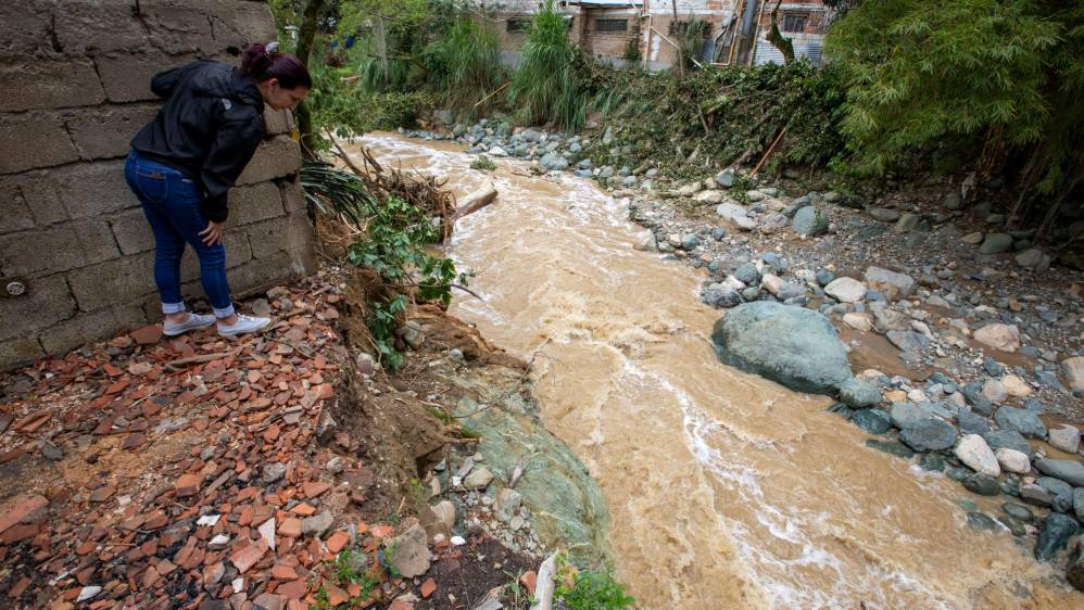 Los habitantes del barrio San Javier en Itagüí están preocupados debido a las grandes crecientes de la quebrada Doña María Foto: Edwin Bustamante