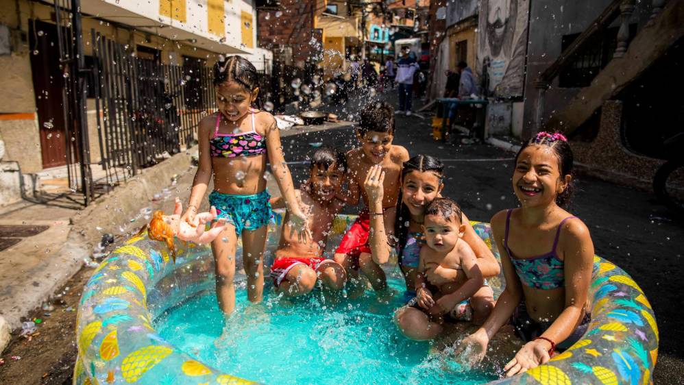 Una de las escenas más comunes en el recorrido que hizo EL COLOMBIANO fue niños disfrutando de sus piscinas inflables. Foto: Carlos Velásquez