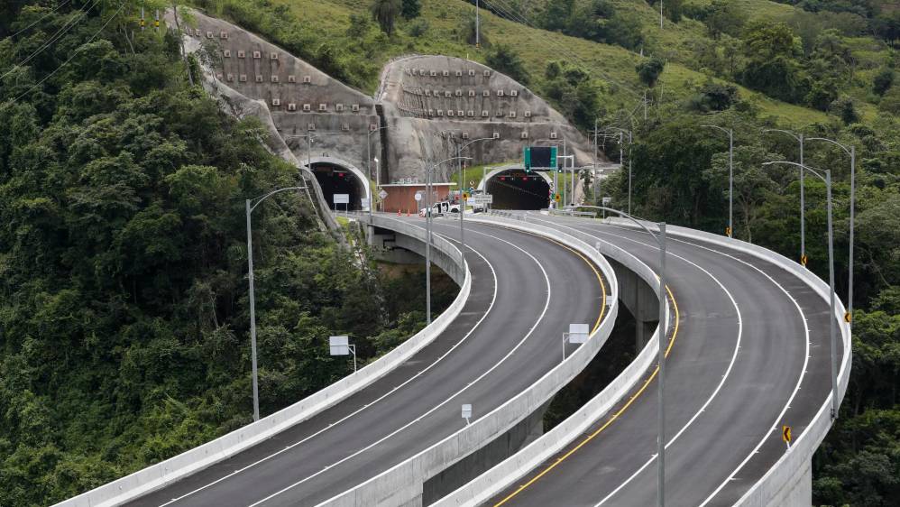 Entre las montañas del Suroeste, varios kilómetros de cemento, túneles y puentes entraron en operación. Foto. Manuel Saldarriaga Quintero.