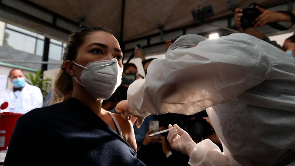 Jina Marcela Cataño Vélez, enfermera jefe de Unidad de Cuidados Intensivos, fue la primera persona en recibir la vacuna en Sabaneta. Foto: Edwin Bustamante.