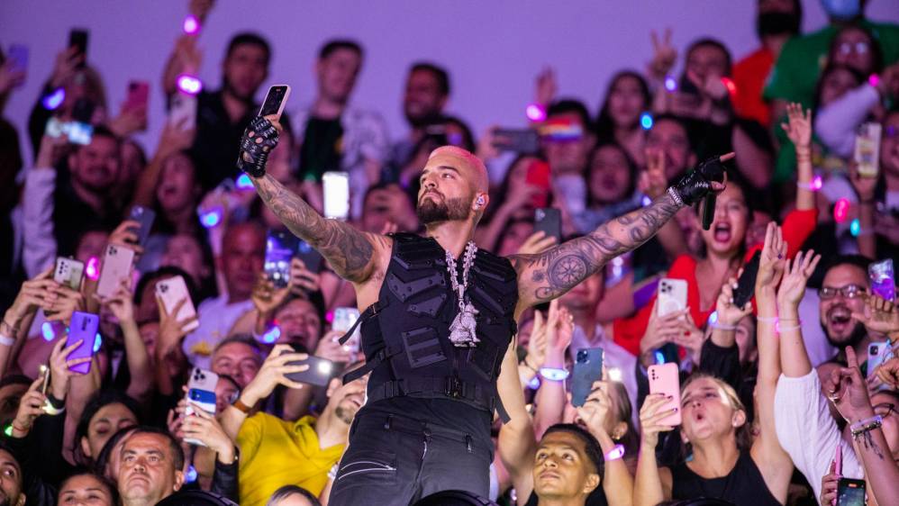 El show no solo fue en el cuadrilatero, sino que se extendió a las tribunas, hasta donde Maluma llegó a cantar y tomarse selfies con sus seguidores. Foto: Carlos Velásquez