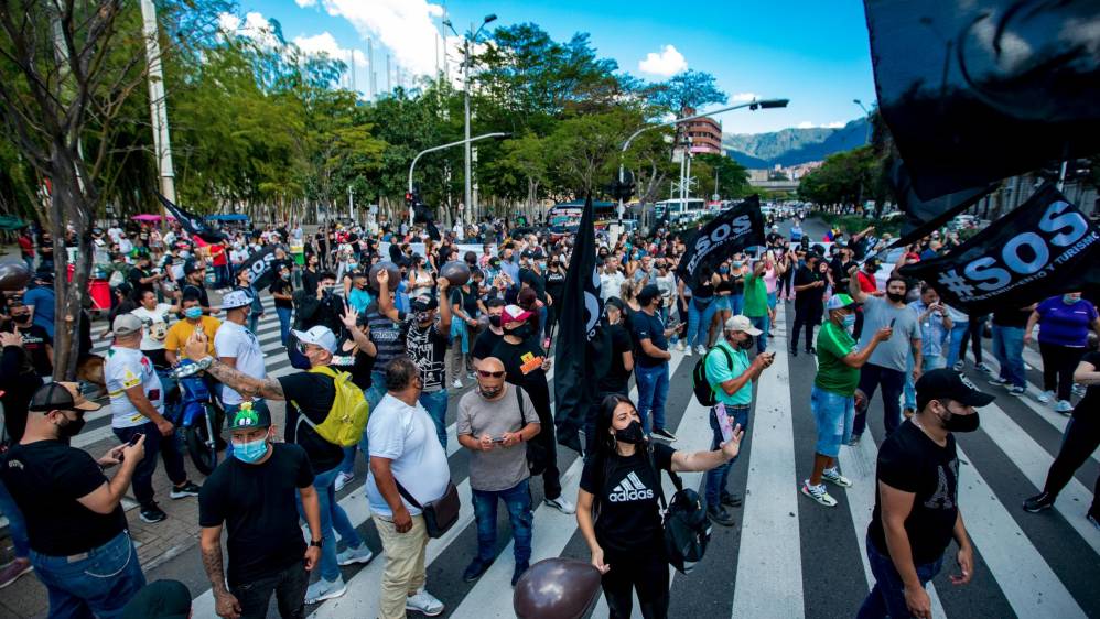 Comerciantes protestan en la calle San Juan y alrededores de La Alpujarra por nuevo toque de queda en Medellín. FOTO: Jaime Pérez