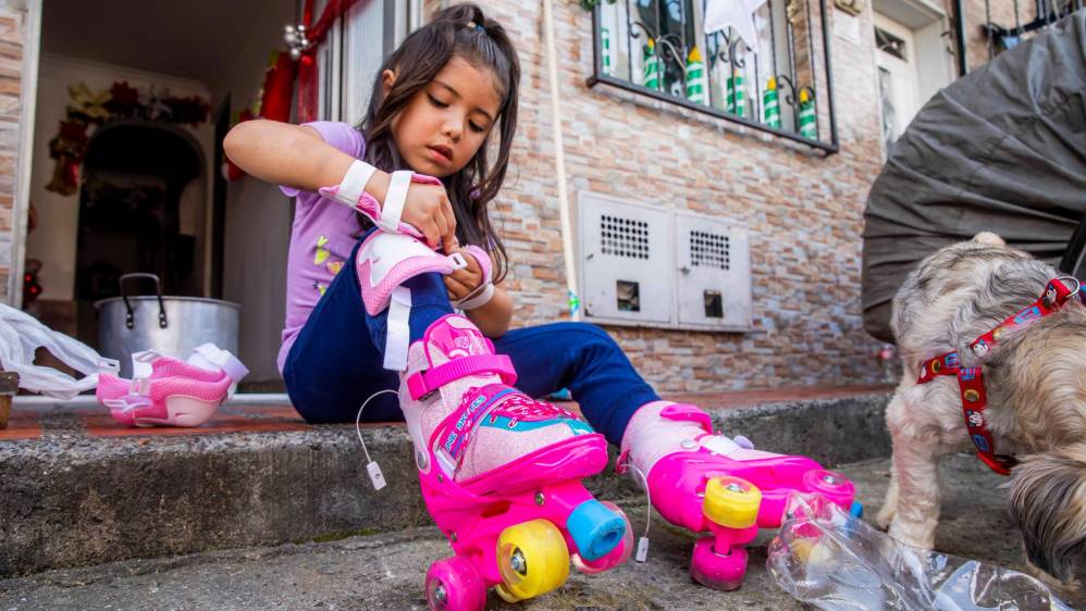 En el barrio Castilla los niños también disfrutaron sus regalos navideños. Los patines siguen siendo otro infaltable para muchos. Foto: Carlos Velásquez