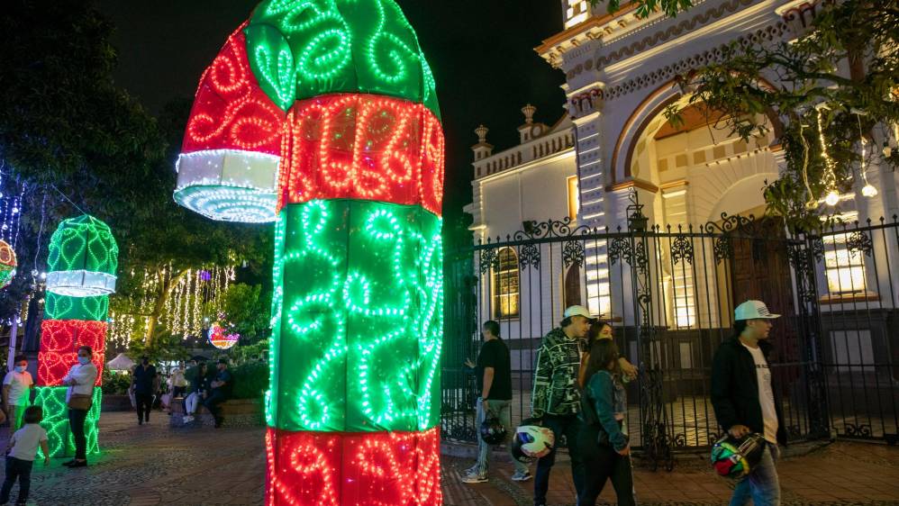 Música, bombillas intermitentes y vendedores de todo tipo de entretenciones reinan en este diciembre en el municipio más pequeño de Colombia. Foto: Edwin Bustamante