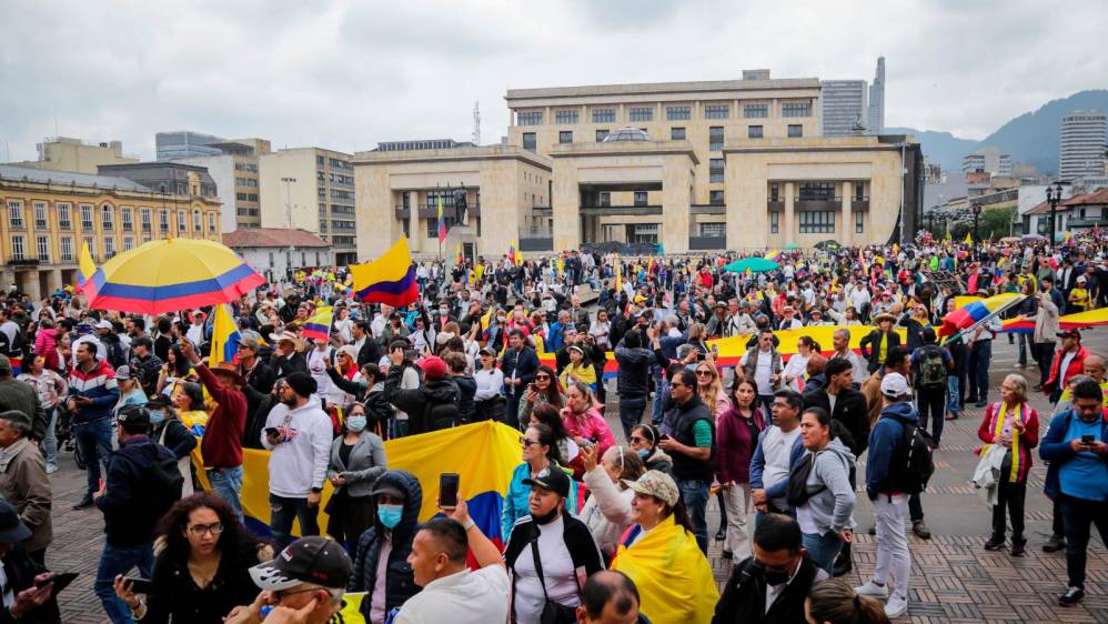 La movilización en Bogotá llegó a la Plaza de Bolívar y esta fue acompañada por algunos líderes de oposición en el Congreso. Foto: Colprensa