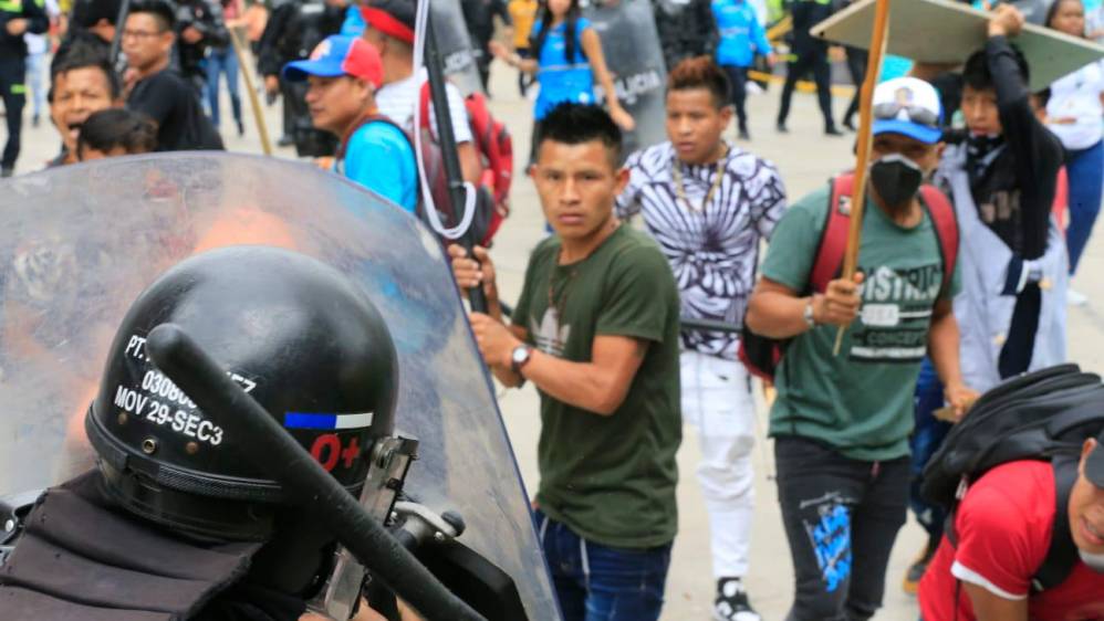 Los indígenas armados de palos se enfrentaron con los uniformados del Esmad. Foto: Esneyder Gutiérrez