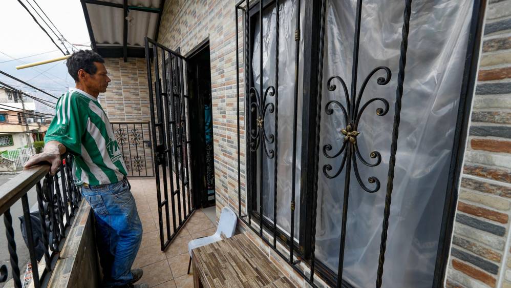 Los vecinos del desastre esperan ayudas concretas para reparar las ventanas y puertas de sus casas afectadas por la explosión. Foto: Manuel Saldarriaga Quintero.