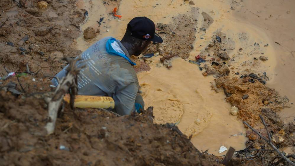 Durante la búsqueda del mineral, los pozos se llenaron de agua lluvia, lo que ayudó a limpiar el oro. Foto: MANUEL SALDARRIAGA QUINTERO.