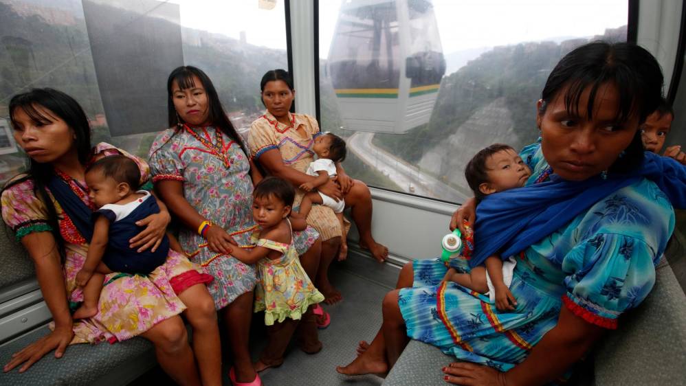 El sistema de transporte metro cable también es utilizado por las indígenas para recorrer la cuidad. Foto: MANUEL SALDARRIAGA QUINTERO.