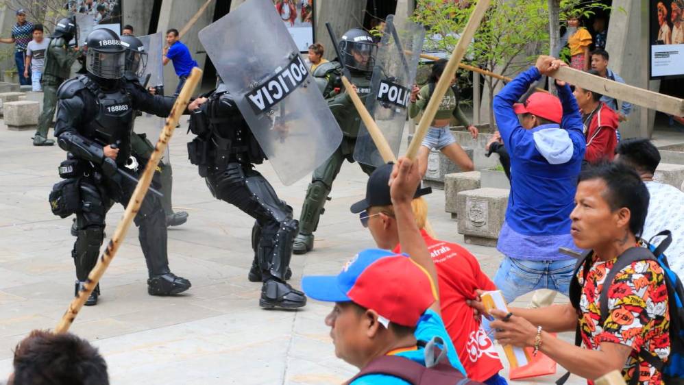 El enfrentamiento se presentó en las afueras de las instalaciones del Centro Administrativo La Alpujarra. Foto: Esneyder Gutiérrez