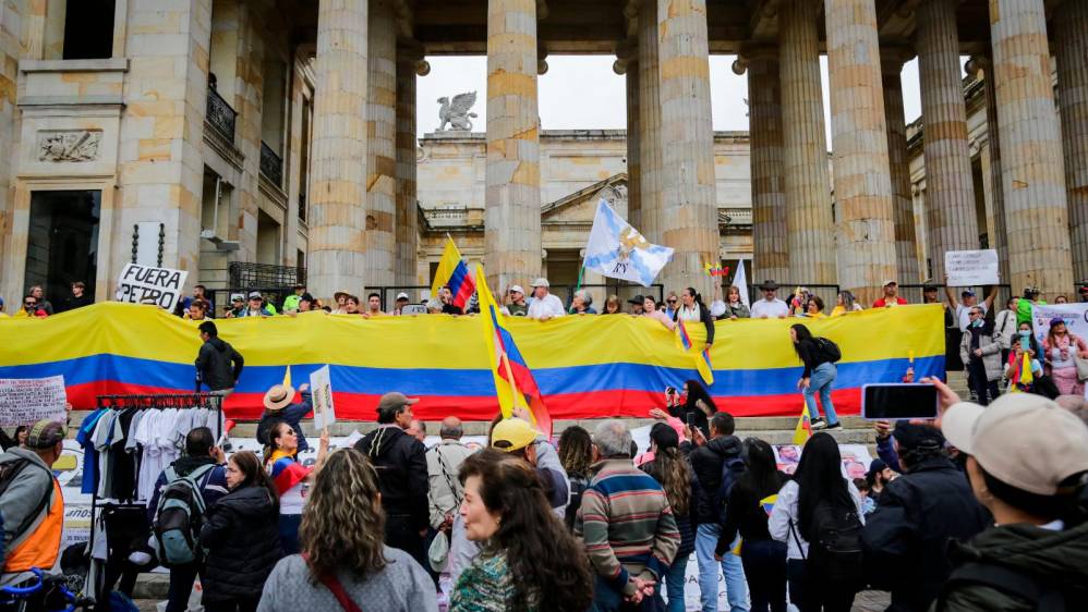 Entre las quejas de los manifestantes en Bogotá se hizo referencia a la Paz Total, al aumento de la gasolina y a la reforma a la salud. Foto: Colprensa