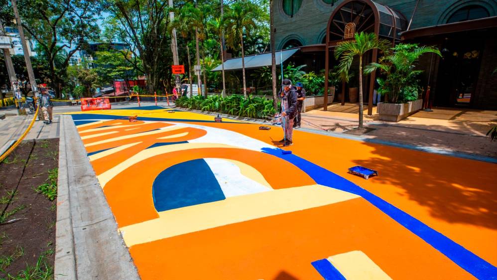 Los visitantes ahora encontrarán las calles del parque llenas de colores con algunas frase muy paisas. Foto: Camilo Suárez Echeverry