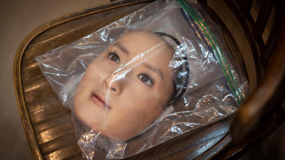 Las máscaras, fabricadas por el minorista japonés Kamenya Omote, están inspiradas en personas reales a las que se les paga 40.000 yenes por el derecho a usar su rostro. Foto: Getty Images.