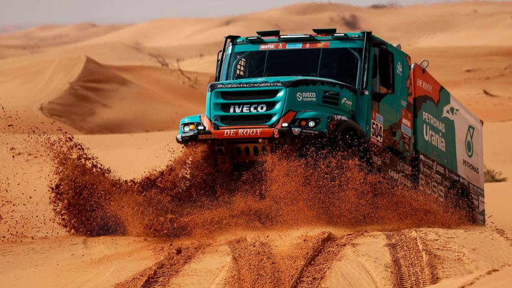El piloto holandés Janus van Kasteren y su copiloto Marcel Snijders compiten en la segunda etapa del Dakar del Rally Dakar 2022 disputada entre Hail y Al Quaisumah (Arabia Saudita) este lunes. FOTO EFE