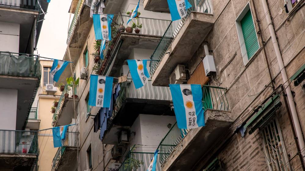 Homenaje en las calles de algunos barrios españoles: “El pibe de oro”, se lee en los letreros conmemorativos. Foto: Getty Images.